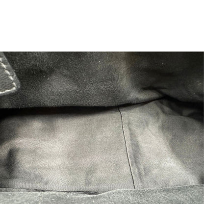 interno Borsa Miu Miu in velluto nero con finiture in pelle tono su tono e parti metalliche dorate; munita di doppi manici intrecciati, di lusso, originale, ottime condizioni, usata. 