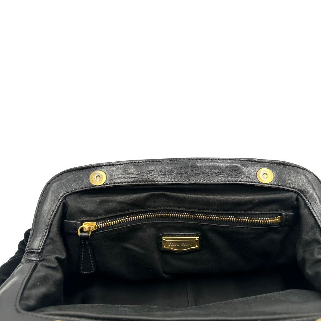 interno Borsa Miu Miu in velluto nero con finiture in pelle tono su tono e parti metalliche dorate; munita di doppi manici intrecciati, di lusso, originale, ottime condizioni, usata. 