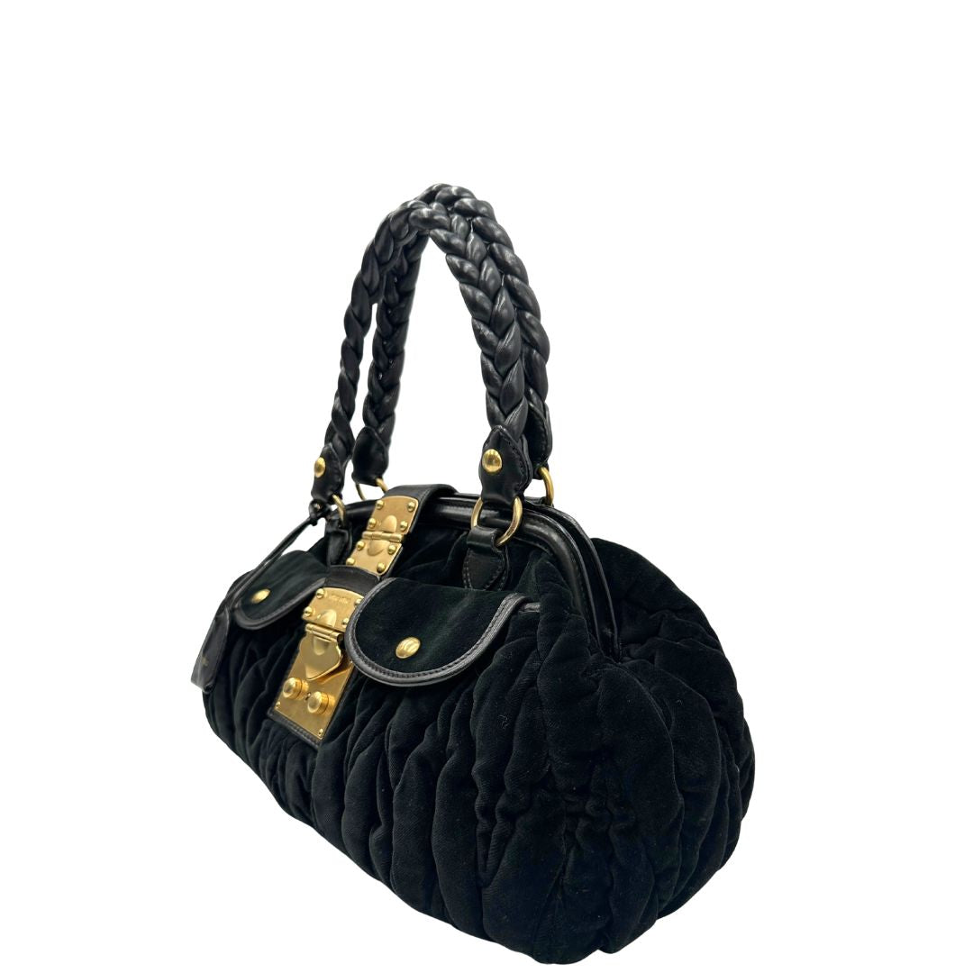 lato Borsa Miu Miu in velluto nero con finiture in pelle tono su tono e parti metalliche dorate; munita di doppi manici intrecciati, di lusso, originale, ottime condizioni, usata. 