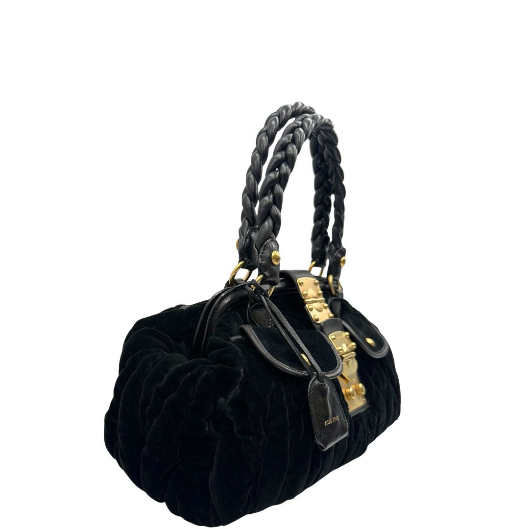 lato Borsa Miu Miu in velluto nero con finiture in pelle tono su tono e parti metalliche dorate; munita di doppi manici intrecciati, di lusso, originale, ottime condizioni, usata. 