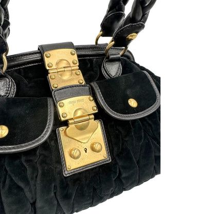Borsa Miu Miu in velluto nero con finiture in pelle tono su tono e parti metalliche dorate; munita di doppi manici intrecciati, di lusso, originale, ottime condizioni, usata.