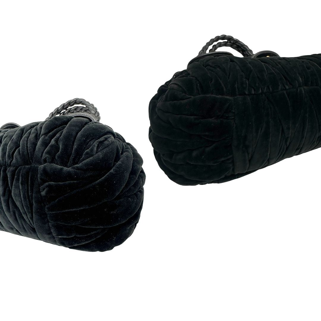 angoli Borsa Miu Miu in velluto nero con finiture in pelle tono su tono e parti metalliche dorate; munita di doppi manici intrecciati, di lusso, originale, ottime condizioni, usata. 