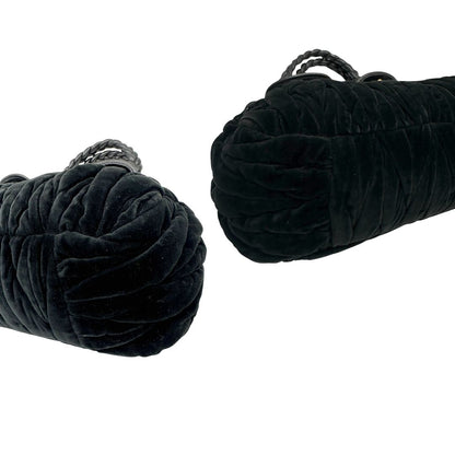 angoli Borsa Miu Miu in velluto nero con finiture in pelle tono su tono e parti metalliche dorate; munita di doppi manici intrecciati, di lusso, originale, ottime condizioni, usata. 