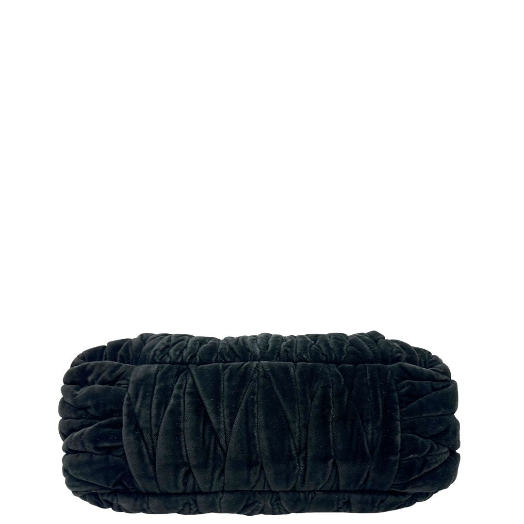 base Borsa Miu Miu in velluto nero con finiture in pelle tono su tono e parti metalliche dorate; munita di doppi manici intrecciati, di lusso, originale, ottime condizioni, usata. 