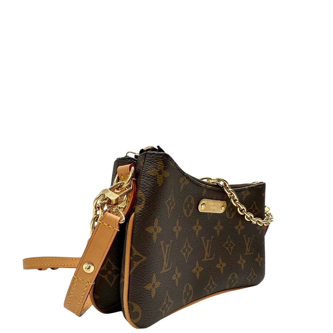 lato Borsa Louis Vuitton in canvas marrone monogram con finiture in vacchetta naturale e parti metalliche dorate; munita di un manico singolo in catena amovibile e un manico allungabile e amovibile, indossabile a spalla e a tracolla. Full set, di lusso, originale, ottime condizioni, usata. 