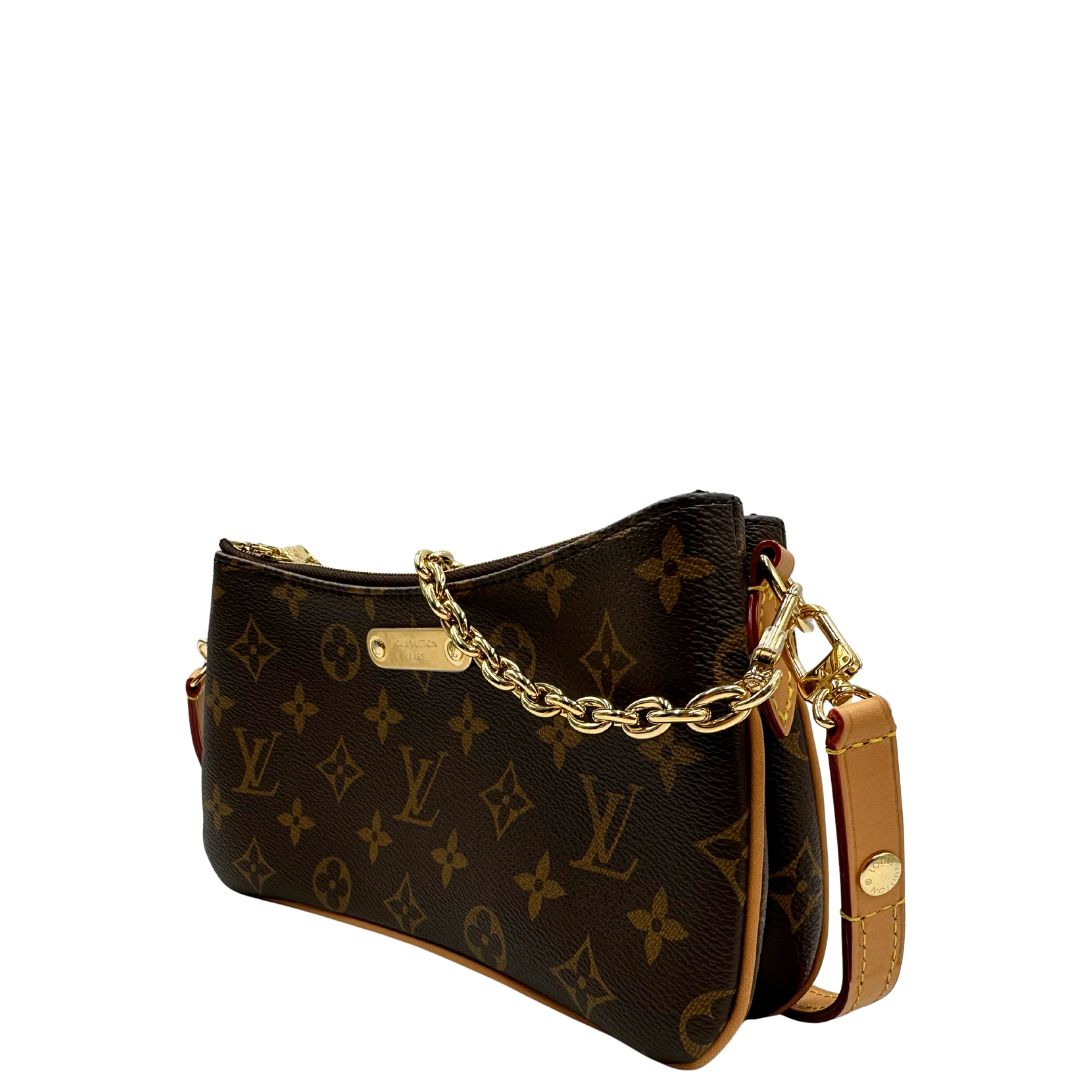 lato Borsa Louis Vuitton in canvas marrone monogram con finiture in vacchetta naturale e parti metalliche dorate; munita di un manico singolo in catena amovibile e un manico allungabile e amovibile, indossabile a spalla e a tracolla. Full set, di lusso, originale, ottime condizioni, usata. 