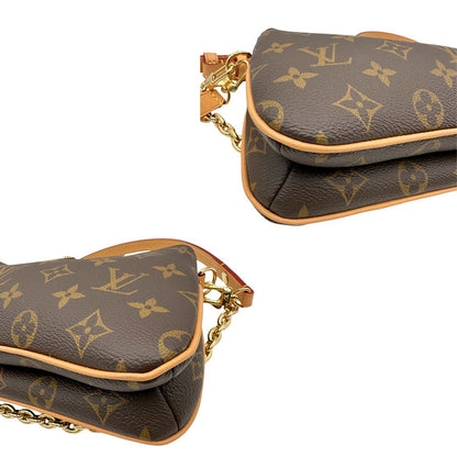 angoli Borsa Louis Vuitton in canvas marrone monogram con finiture in vacchetta naturale e parti metalliche dorate; munita di un manico singolo in catena amovibile e un manico allungabile e amovibile, indossabile a spalla e a tracolla. Full set, di lusso, originale, ottime condizioni, usata. 