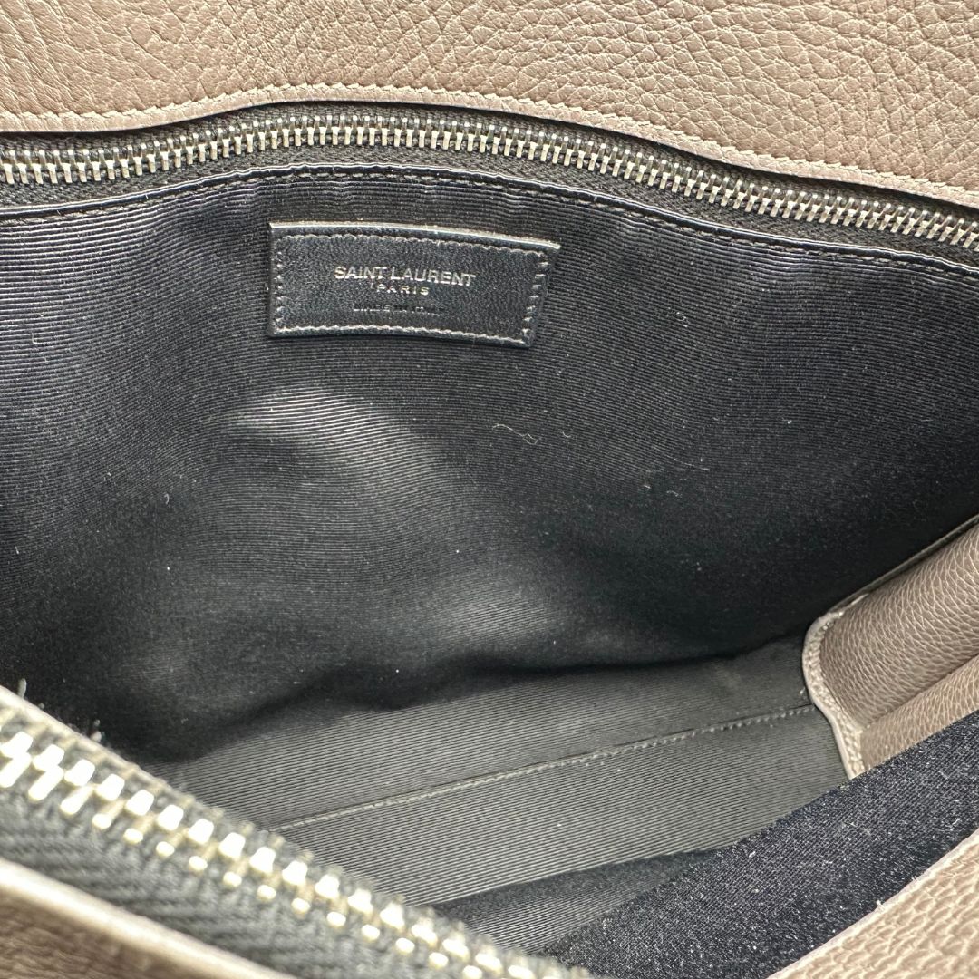 interno Borsa Saint Laurent in pelle martellata grigia con parti metalliche argentate; munita di doppi manici stondati e una tracolla amovibile. Impreziosita da un lucchetto decorativo, di lusso, originale, ottime condizioni.