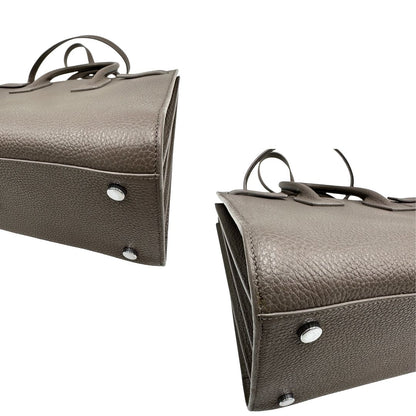 angoli Borsa Saint Laurent in pelle martellata grigia con parti metalliche argentate; munita di doppi manici stondati e una tracolla amovibile. Impreziosita da un lucchetto decorativo, di lusso, originale, ottime condizioni. 