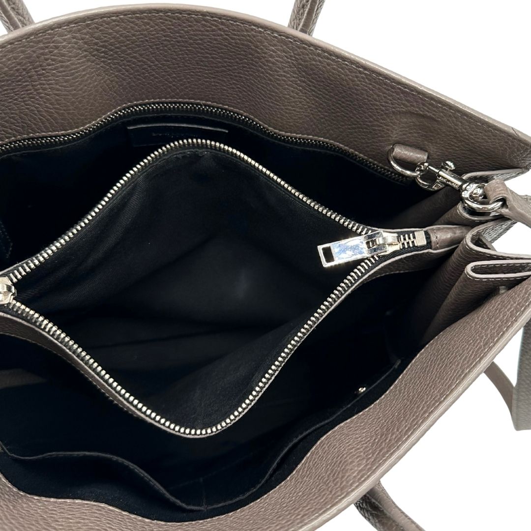 interno Borsa Saint Laurent in pelle martellata grigia con parti metalliche argentate; munita di doppi manici stondati e una tracolla amovibile. Impreziosita da un lucchetto decorativo, di lusso, originale, ottime condizioni.