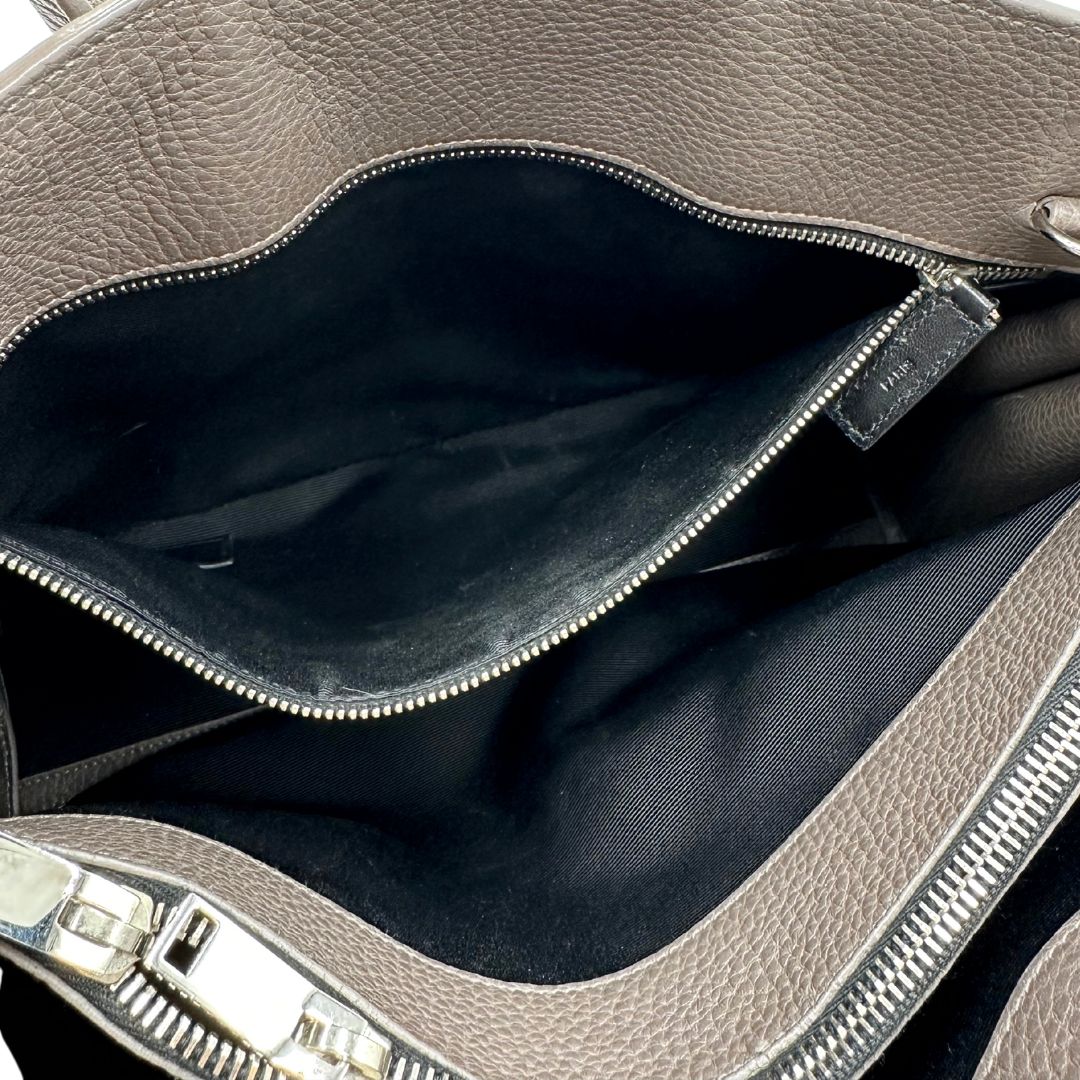 interno Borsa Saint Laurent in pelle martellata grigia con parti metalliche argentate; munita di doppi manici stondati e una tracolla amovibile. Impreziosita da un lucchetto decorativo, di lusso, originale, ottime condizioni.