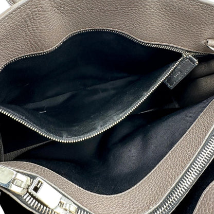 interno Borsa Saint Laurent in pelle martellata grigia con parti metalliche argentate; munita di doppi manici stondati e una tracolla amovibile. Impreziosita da un lucchetto decorativo, di lusso, originale, ottime condizioni.