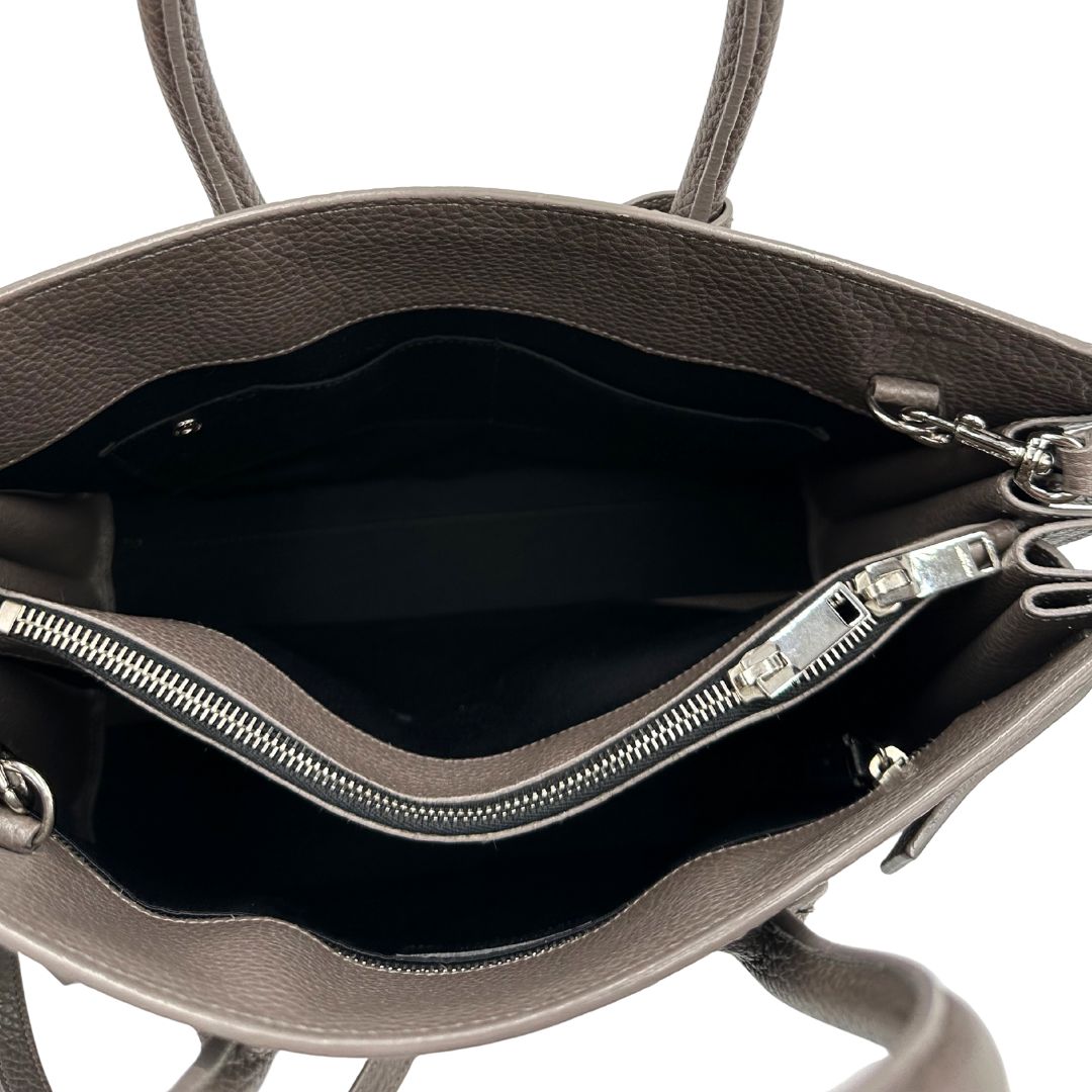 interno Borsa Saint Laurent in pelle martellata grigia con parti metalliche argentate; munita di doppi manici stondati e una tracolla amovibile. Impreziosita da un lucchetto decorativo, di lusso, originale, ottime condizioni.