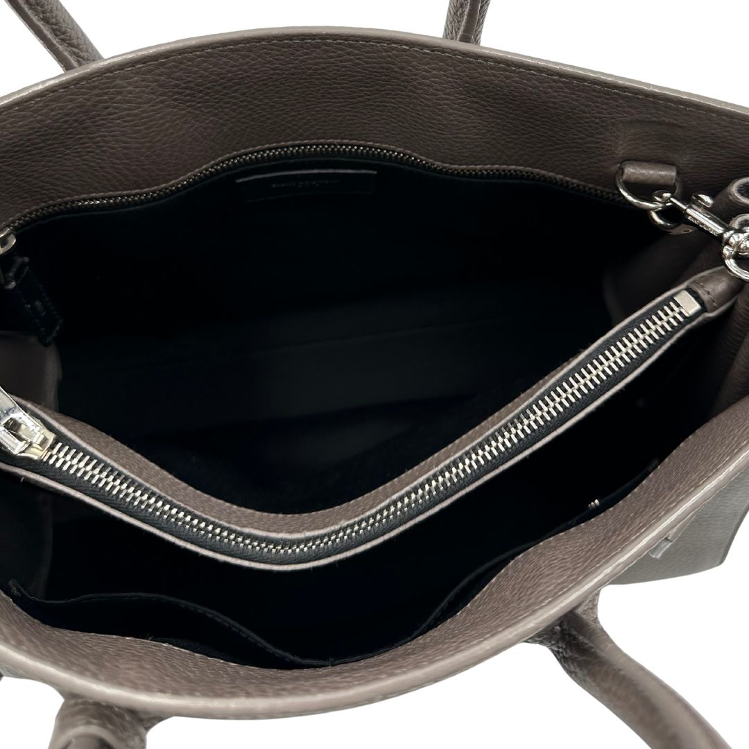 interno Borsa Saint Laurent in pelle martellata grigia con parti metalliche argentate; munita di doppi manici stondati e una tracolla amovibile. Impreziosita da un lucchetto decorativo, di lusso, originale, ottime condizioni.