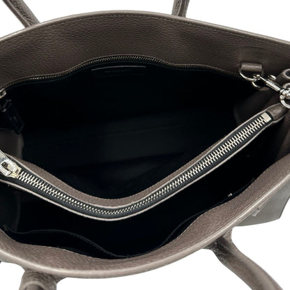 interno Borsa Saint Laurent in pelle martellata grigia con parti metalliche argentate; munita di doppi manici stondati e una tracolla amovibile. Impreziosita da un lucchetto decorativo, di lusso, originale, ottime condizioni.