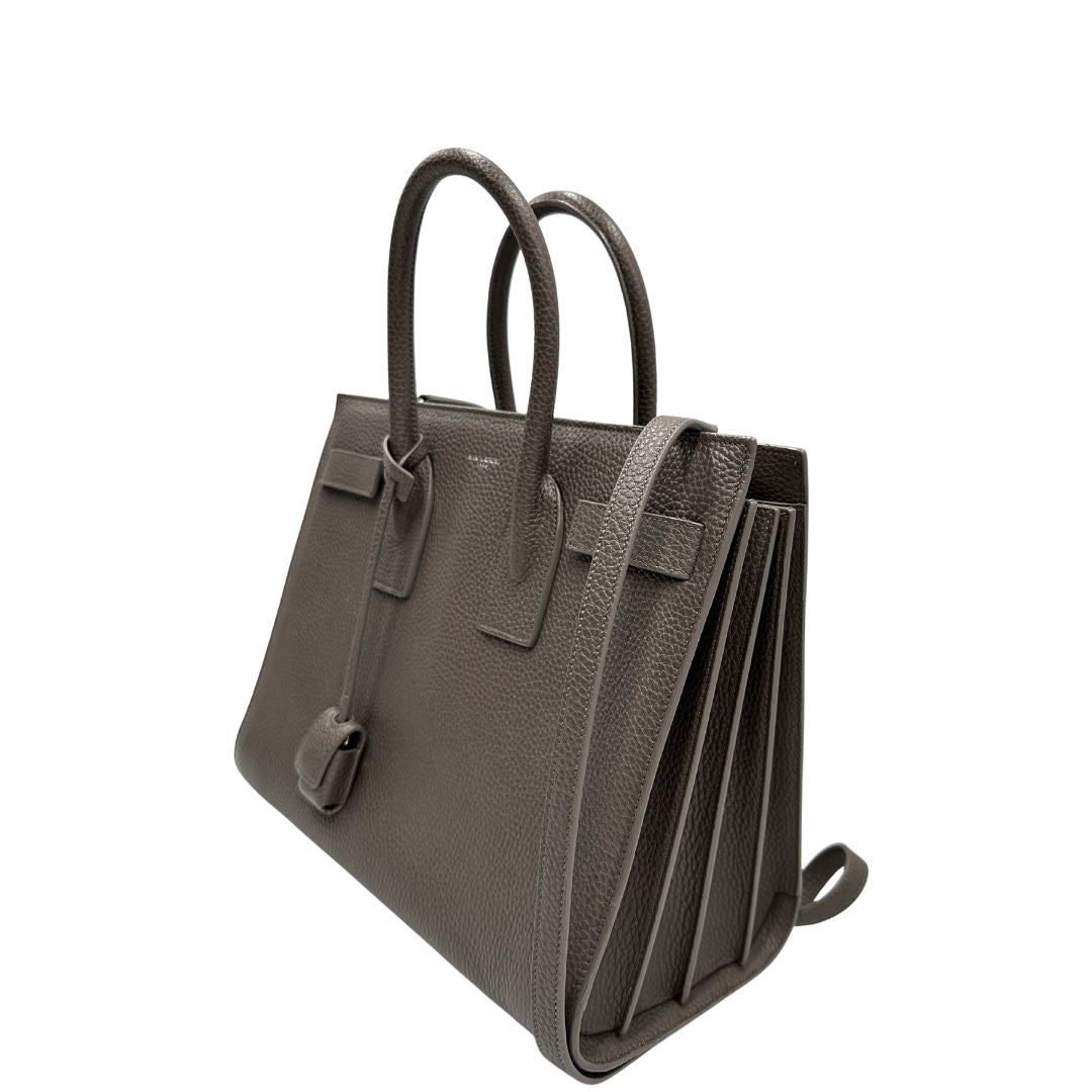 lato Borsa Saint Laurent in pelle martellata grigia con parti metalliche argentate; munita di doppi manici stondati e una tracolla amovibile. Impreziosita da un lucchetto decorativo, di lusso, originale, ottime condizioni. 