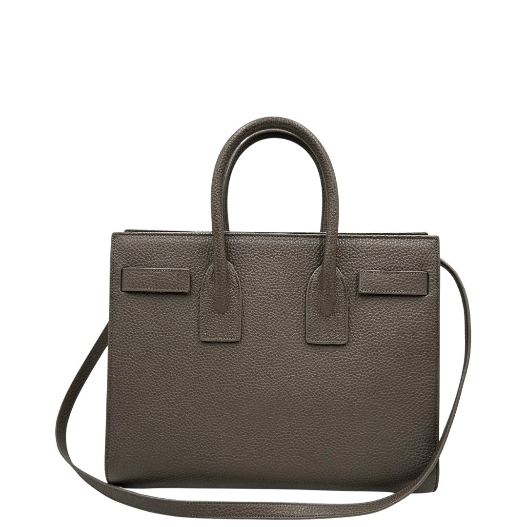 retro Borsa Saint Laurent in pelle martellata grigia con parti metalliche argentate; munita di doppi manici stondati e una tracolla amovibile. Impreziosita da un lucchetto decorativo, di lusso, originale, ottime condizioni. 