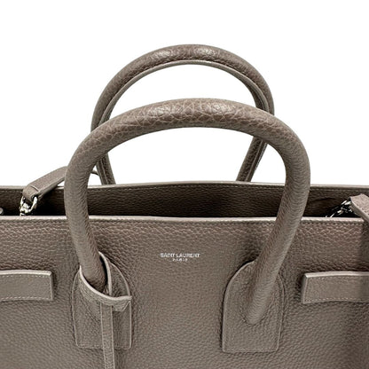 manici Borsa Saint Laurent in pelle martellata grigia con parti metalliche argentate; munita di doppi manici stondati e una tracolla amovibile. Impreziosita da un lucchetto decorativo, di lusso, originale, ottime condizioni.