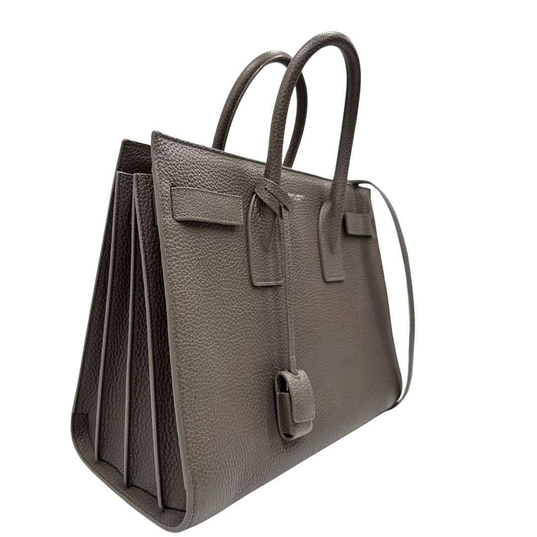 lato Borsa Saint Laurent in pelle martellata grigia con parti metalliche argentate; munita di doppi manici stondati e una tracolla amovibile. Impreziosita da un lucchetto decorativo, di lusso, originale, ottime condizioni. 