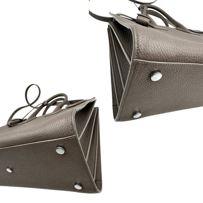 angoli Borsa Saint Laurent in pelle martellata grigia con parti metalliche argentate; munita di doppi manici stondati e una tracolla amovibile. Impreziosita da un lucchetto decorativo, di lusso, originale, ottime condizioni.