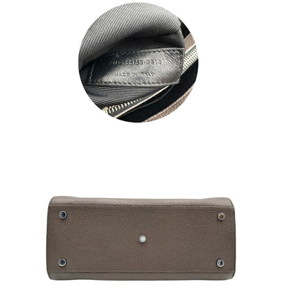 base e codice Borsa Saint Laurent in pelle martellata grigia con parti metalliche argentate; munita di doppi manici stondati e una tracolla amovibile. Impreziosita da un lucchetto decorativo, di lusso, originale, ottime condizioni. 