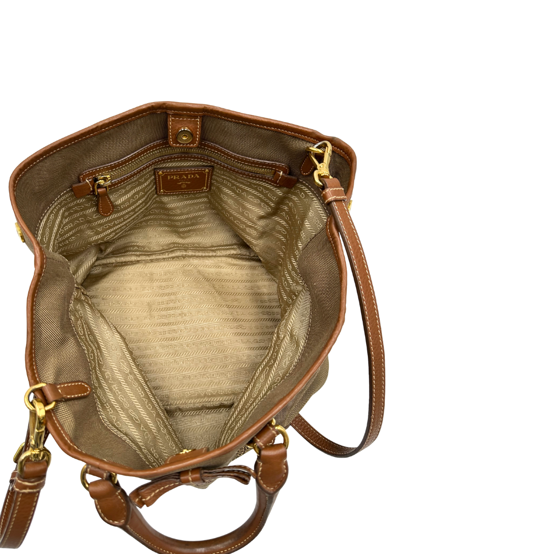 interno  Borsa Prada in tessuto Jacquard, finiture in pelle marroni e parti metalliche dorate; munita di doppi manici e una tracolla amovibile e regolabile. Completa di dustbag, di lusso, originale, ottime condizioni. 
