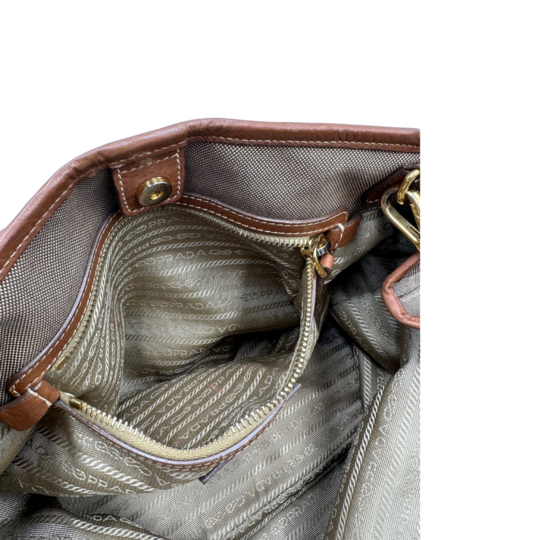 interno  Borsa Prada in tessuto Jacquard, finiture in pelle marroni e parti metalliche dorate; munita di doppi manici e una tracolla amovibile e regolabile. Completa di dustbag, di lusso, originale, ottime condizioni.