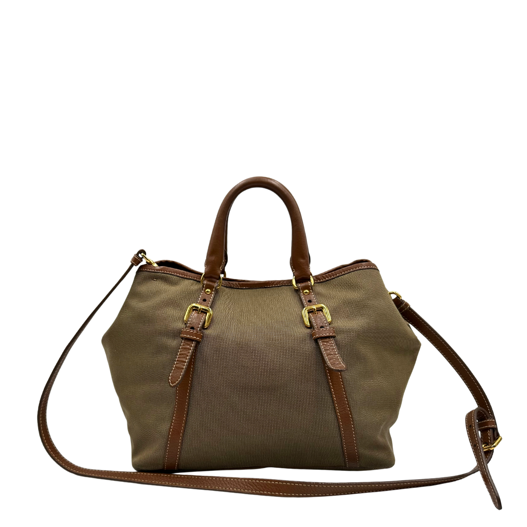 retro  Borsa Prada in tessuto Jacquard, finiture in pelle marroni e parti metalliche dorate; munita di doppi manici e una tracolla amovibile e regolabile. Completa di dustbag, di lusso, originale, ottime condizioni. 