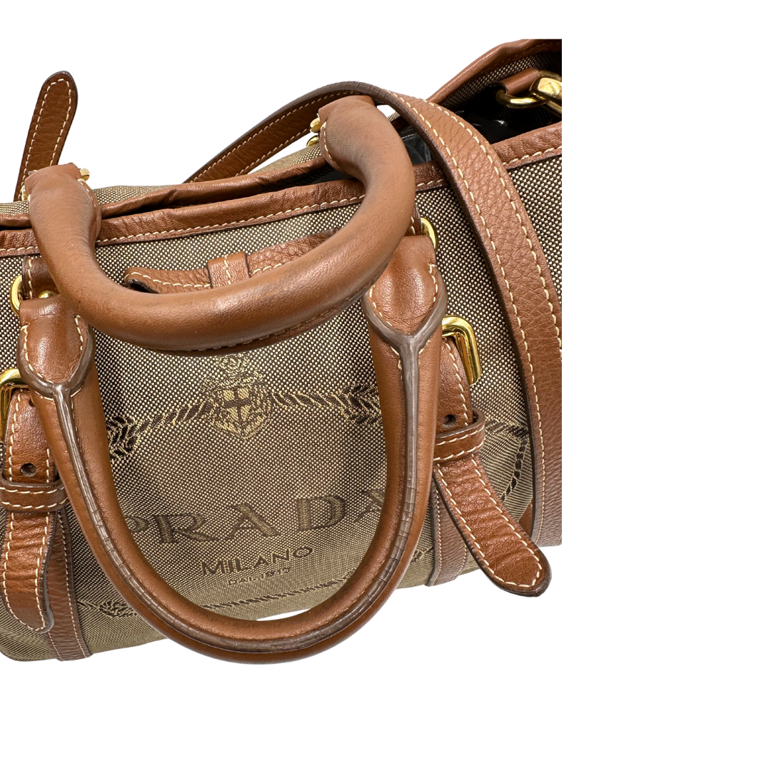 manici  Borsa Prada in tessuto Jacquard, finiture in pelle marroni e parti metalliche dorate; munita di doppi manici e una tracolla amovibile e regolabile. Completa di dustbag, di lusso, originale, ottime condizioni. 