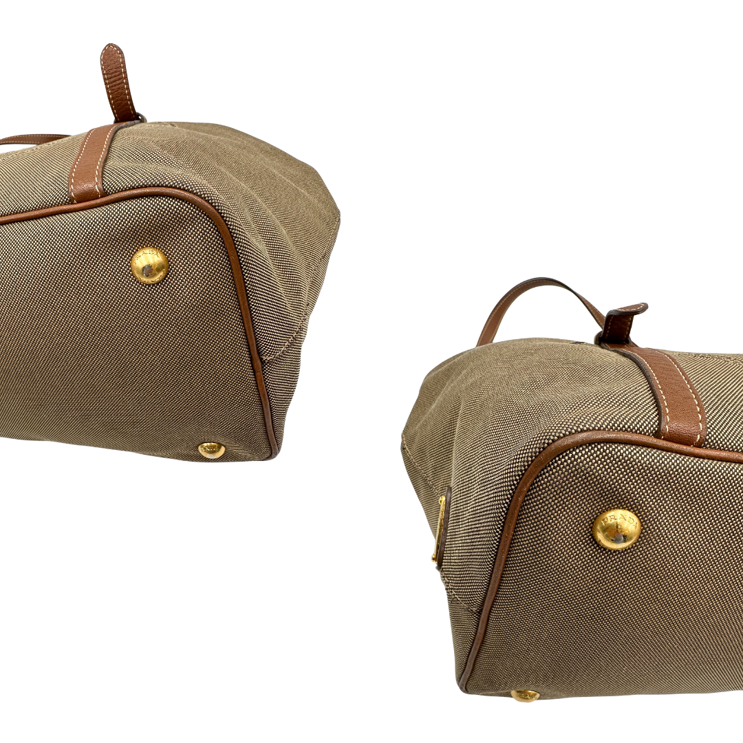 angoli  Borsa Prada in tessuto Jacquard, finiture in pelle marroni e parti metalliche dorate; munita di doppi manici e una tracolla amovibile e regolabile. Completa di dustbag, di lusso, originale, ottime condizioni. 