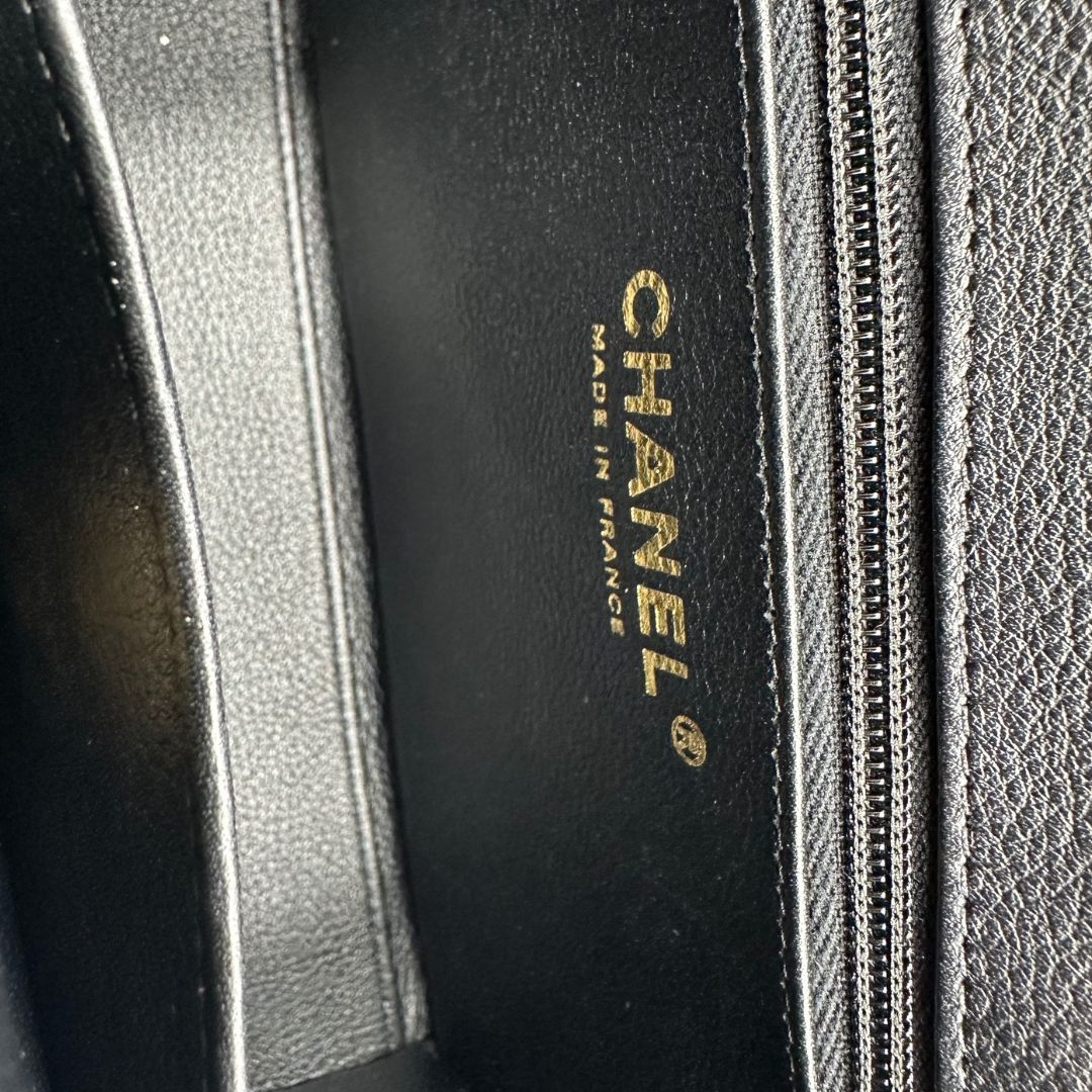 intero Borsa Chanel in pelle nera trapuntata con parti metalliche dorate; munita di doppi manici piatti e una tracolla in pelle e catena intrecciate. Impreziosita dal logo CC sulla chiusura. Completa di scatola, di lusso, originale, ottime condizioni. 