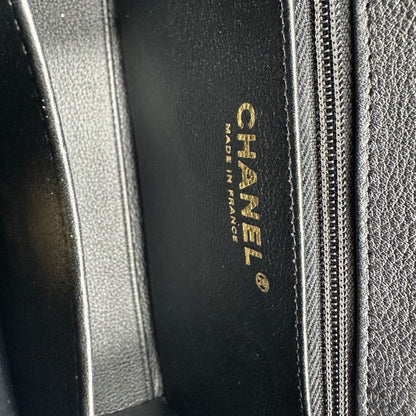 intero Borsa Chanel in pelle nera trapuntata con parti metalliche dorate; munita di doppi manici piatti e una tracolla in pelle e catena intrecciate. Impreziosita dal logo CC sulla chiusura. Completa di scatola, di lusso, originale, ottime condizioni. 