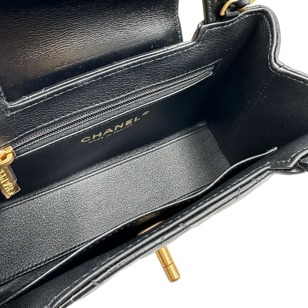 interno Borsa Chanel in pelle nera trapuntata con parti metalliche dorate; munita di doppi manici piatti e una tracolla in pelle e catena intrecciate. Impreziosita dal logo CC sulla chiusura. Completa di scatola, di lusso, originale, ottime condizioni. 