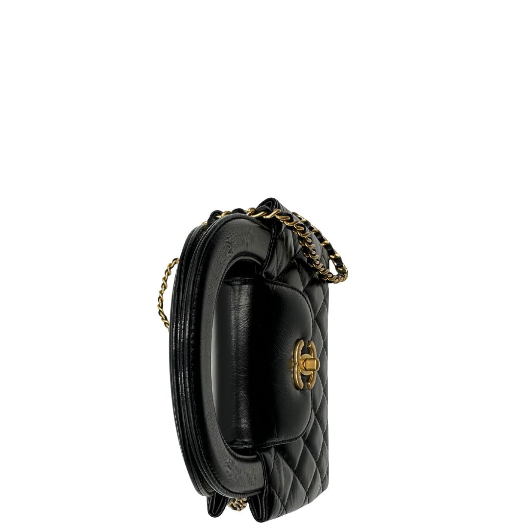 manici Borsa Chanel in pelle nera trapuntata con parti metalliche dorate; munita di doppi manici piatti e una tracolla in pelle e catena intrecciate. Impreziosita dal logo CC sulla chiusura. Completa di scatola, di lusso, originale, ottime condizioni.