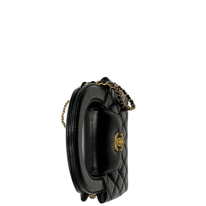 manici Borsa Chanel in pelle nera trapuntata con parti metalliche dorate; munita di doppi manici piatti e una tracolla in pelle e catena intrecciate. Impreziosita dal logo CC sulla chiusura. Completa di scatola, di lusso, originale, ottime condizioni.