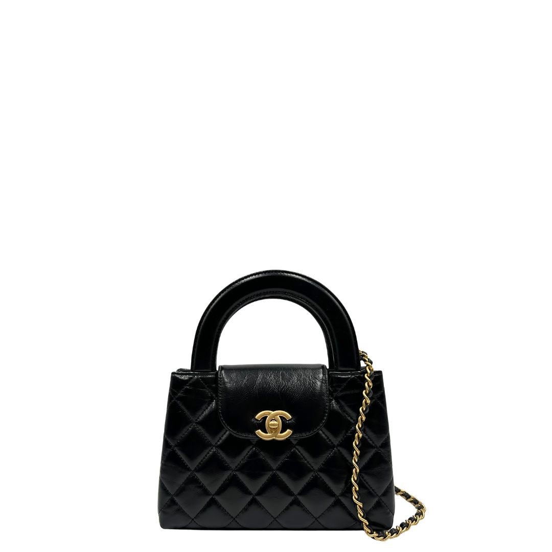 front Borsa Chanel in pelle nera trapuntata con parti metalliche dorate; munita di doppi manici piatti e una tracolla in pelle e catena intrecciate. Impreziosita dal logo CC sulla chiusura. Completa di scatola, di lusso, originale, ottime condizioni. 