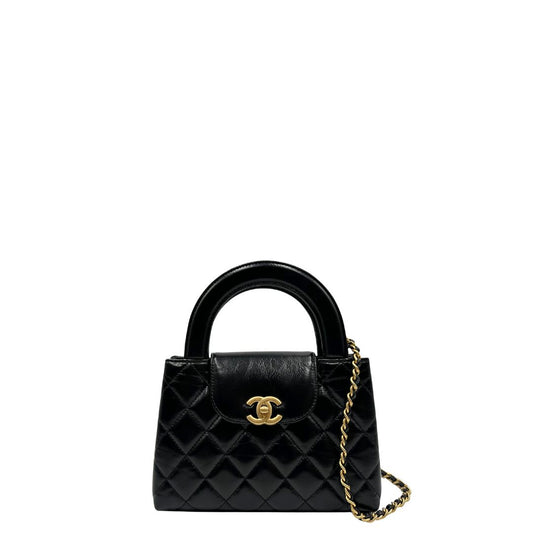 front Borsa Chanel in pelle nera trapuntata con parti metalliche dorate; munita di doppi manici piatti e una tracolla in pelle e catena intrecciate. Impreziosita dal logo CC sulla chiusura. Completa di scatola, di lusso, originale, ottime condizioni. 