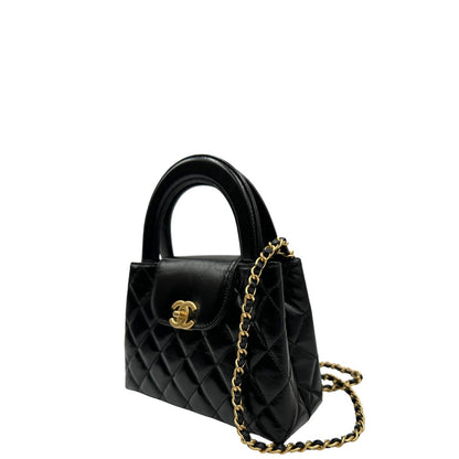 lato Borsa Chanel in pelle nera trapuntata con parti metalliche dorate; munita di doppi manici piatti e una tracolla in pelle e catena intrecciate. Impreziosita dal logo CC sulla chiusura. Completa di scatola, di lusso, originale, ottime condizioni. 