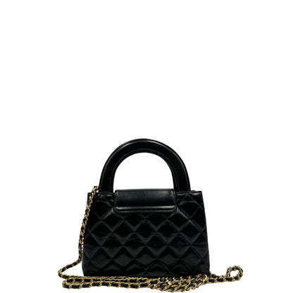 Borsa Chanel in pelle nera trapuntata con parti metalliche dorate; munita di doppi manici piatti e una tracolla in pelle e catena intrecciate. Impreziosita dal logo CC sulla chiusura. Completa di scatola, di lusso, originale, ottime condizioni. 