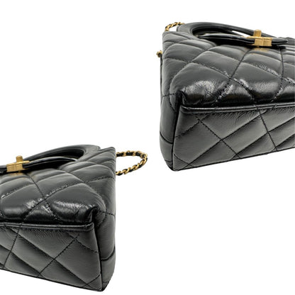 angoli Borsa Chanel in pelle nera trapuntata con parti metalliche dorate; munita di doppi manici piatti e una tracolla in pelle e catena intrecciate. Impreziosita dal logo CC sulla chiusura. Completa di scatola, di lusso, originale, ottime condizioni. 