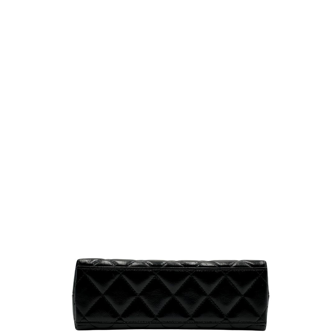 base Borsa Chanel in pelle nera trapuntata con parti metalliche dorate; munita di doppi manici piatti e una tracolla in pelle e catena intrecciate. Impreziosita dal logo CC sulla chiusura. Completa di scatola, di lusso, originale, ottime condizioni. 