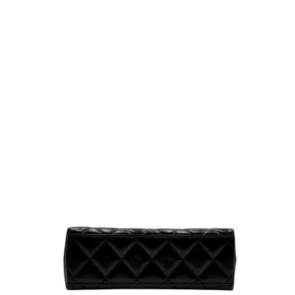 base Borsa Chanel in pelle nera trapuntata con parti metalliche dorate; munita di doppi manici piatti e una tracolla in pelle e catena intrecciate. Impreziosita dal logo CC sulla chiusura. Completa di scatola, di lusso, originale, ottime condizioni. 