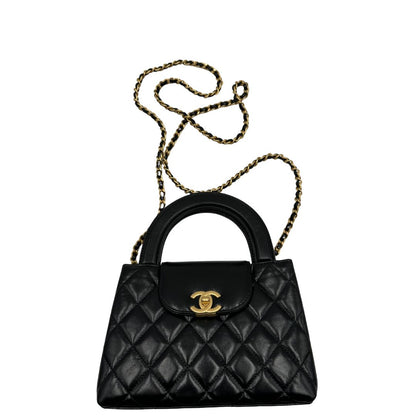 front v Borsa Chanel in pelle nera trapuntata con parti metalliche dorate; munita di doppi manici piatti e una tracolla in pelle e catena intrecciate. Impreziosita dal logo CC sulla chiusura. Completa di scatola, di lusso, originale, ottime condizioni.