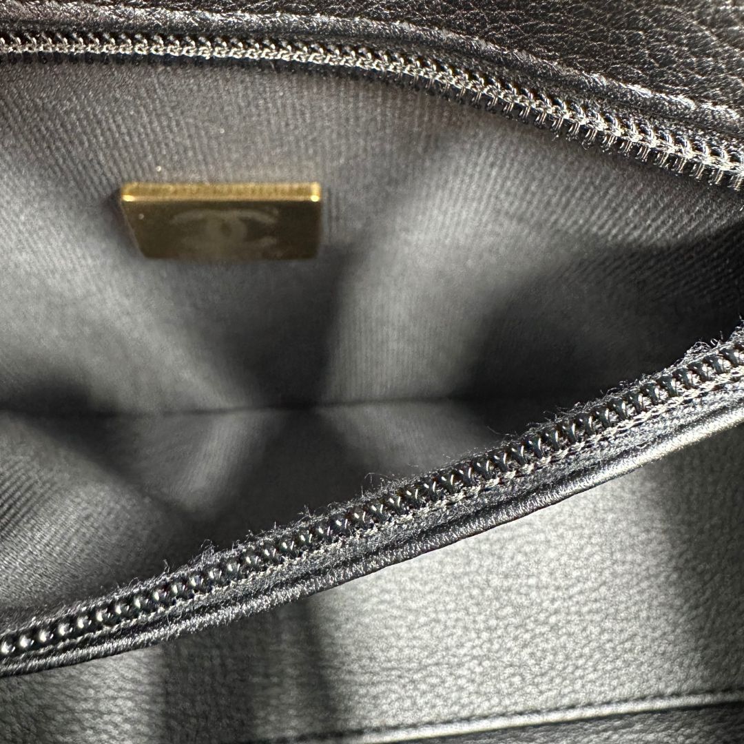 interno Borsa Chanel in pelle nera trapuntata con parti metalliche dorate; munita di doppi manici piatti e una tracolla in pelle e catena intrecciate. Impreziosita dal logo CC sulla chiusura. Completa di scatola, di lusso, originale, ottime condizioni. 