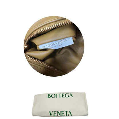 dustbag Borsa Bottega Veneta in pelle verde oliva con parti metalliche dorate; munita di una tracolla regolabile impreziosita da una fibbia a triangolo. Completa di dustbag, di lusso, originale, ottime condizioni. 