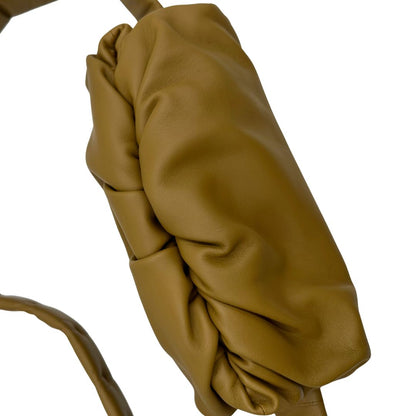 Borsa Bottega Veneta in pelle verde oliva con parti metalliche dorate; munita di una tracolla regolabile impreziosita da una fibbia a triangolo. Completa di dustbag, di lusso, originale, ottime condizioni. 