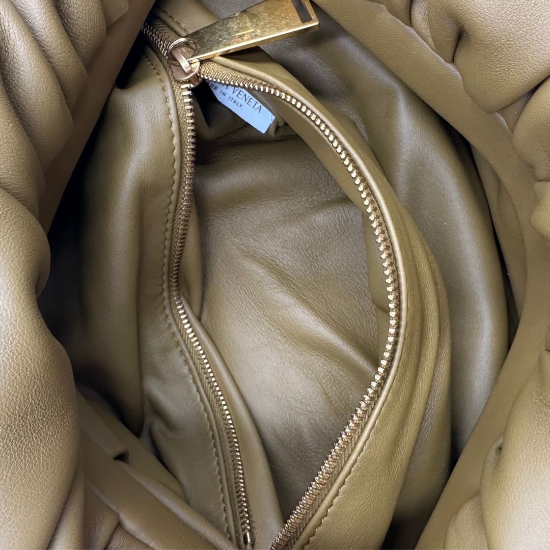 interno Borsa Bottega Veneta in pelle verde oliva con parti metalliche dorate; munita di una tracolla regolabile impreziosita da una fibbia a triangolo. Completa di dustbag, di lusso, originale, ottime condizioni. 