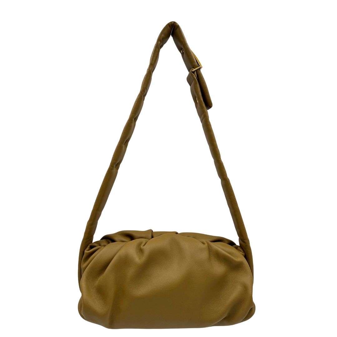 front Borsa Bottega Veneta in pelle verde oliva con parti metalliche dorate; munita di una tracolla regolabile impreziosita da una fibbia a triangolo. Completa di dustbag, di lusso, originale, ottime condizioni. 