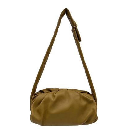 front Borsa Bottega Veneta in pelle verde oliva con parti metalliche dorate; munita di una tracolla regolabile impreziosita da una fibbia a triangolo. Completa di dustbag, di lusso, originale, ottime condizioni. 