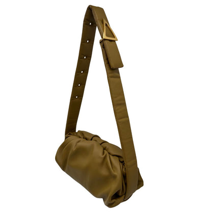 lato Borsa Bottega Veneta in pelle verde oliva con parti metalliche dorate; munita di una tracolla regolabile impreziosita da una fibbia a triangolo. Completa di dustbag, di lusso, originale, ottime condizioni. 